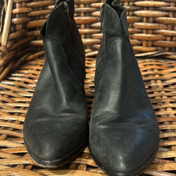 FRYE Womens Jennifer Bootie
Leather Pointed Toe Ankle Zip
Boots Black Sz 6.5 - Picture 2 of 15